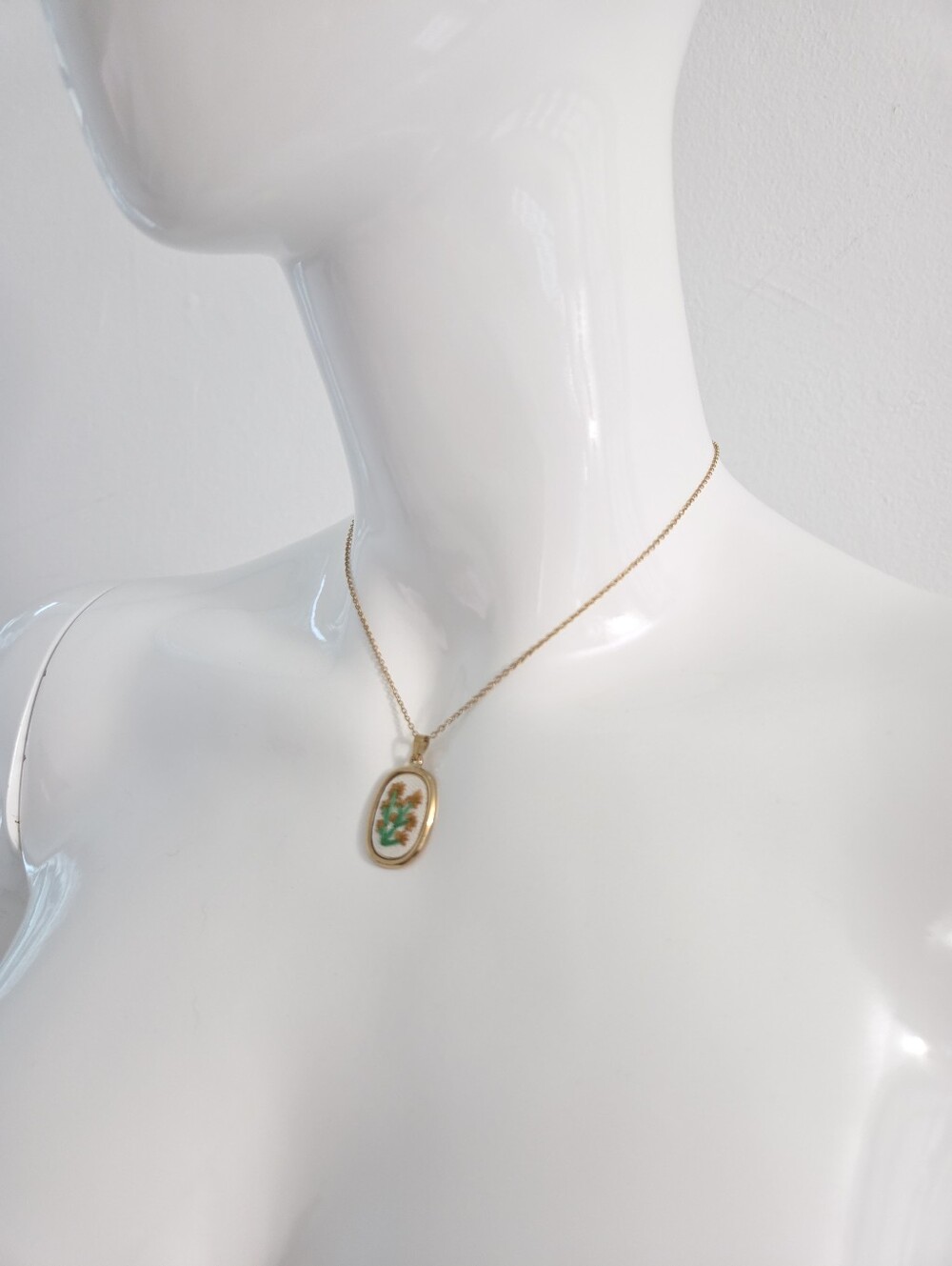 Handmade Embroidered Fabric Flower Gold Oval Pendant Necklace - Picture 13 of 14